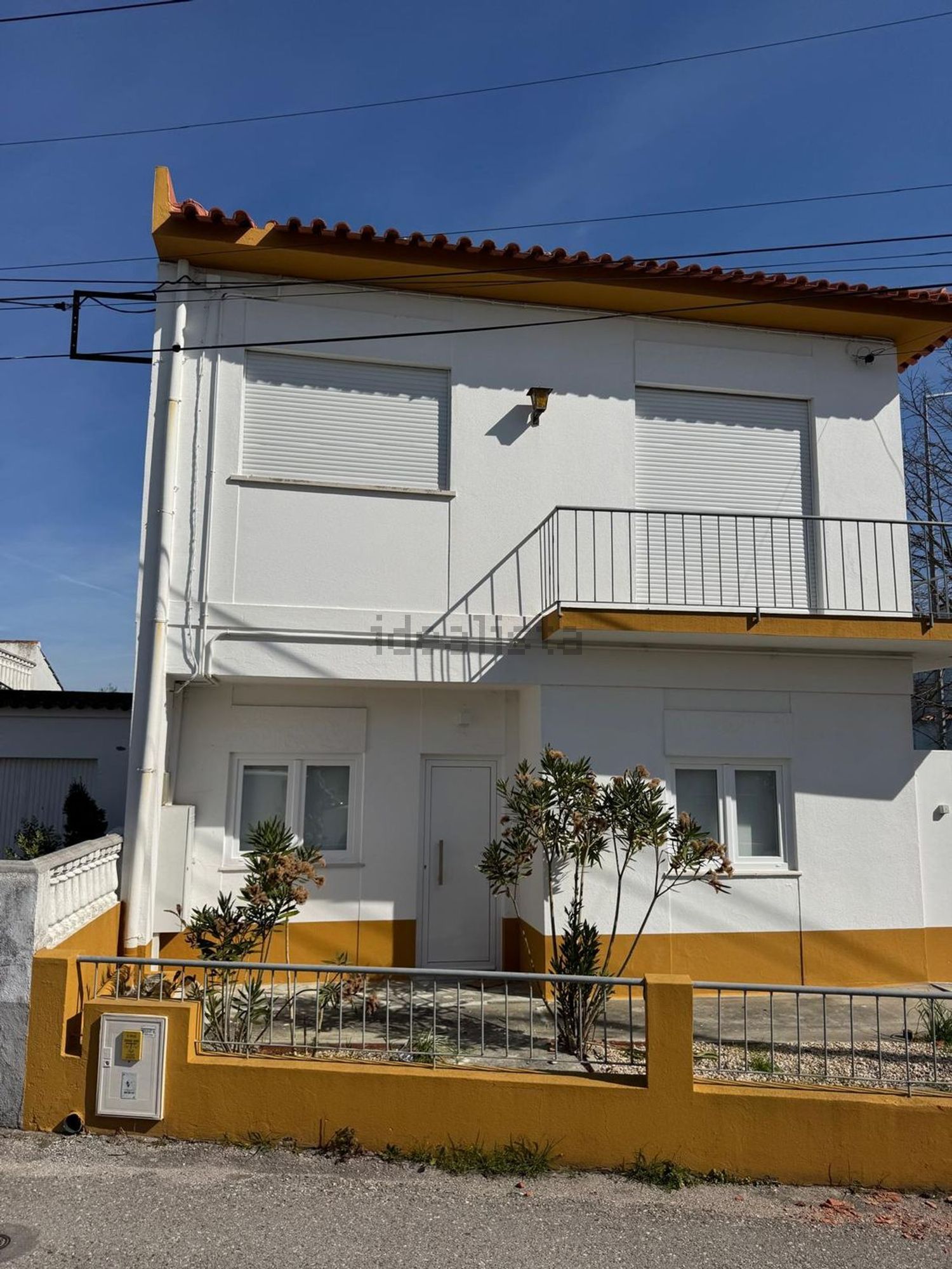 出租小楼房或独栋别墅在Rua da Portela, 46 - 门廊