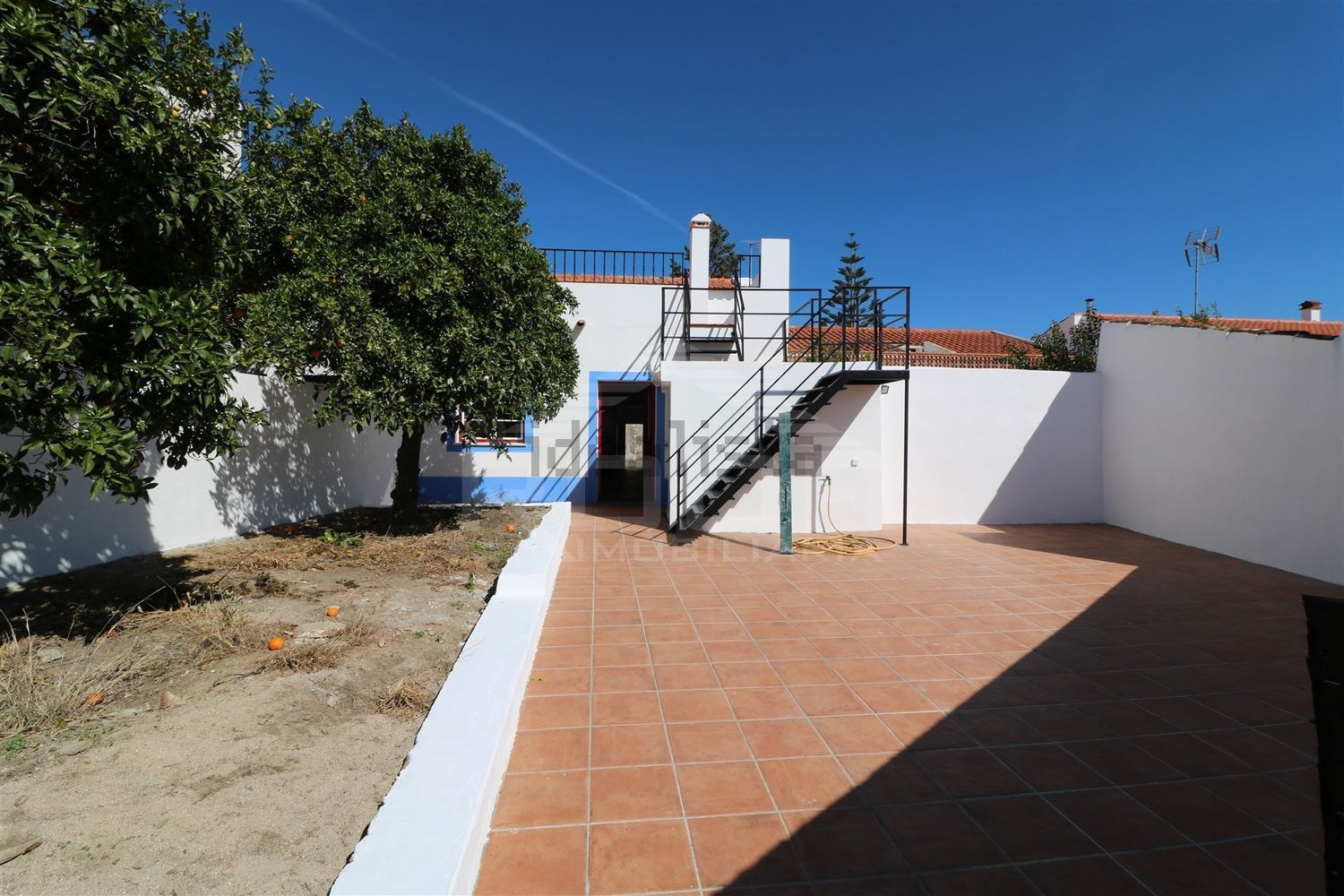 小楼房或独栋别墅出售在Vila Nova da Baronia - 院子