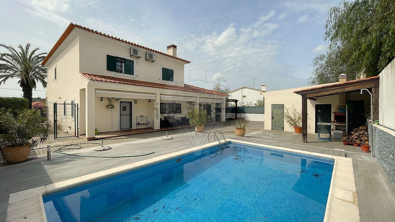 小楼房或独栋别墅出售在Estrada Sem Nome - 游泳池