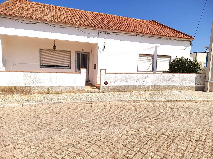 小楼房或独栋别墅出售在Avenida António Manuel Ribeiro s/n