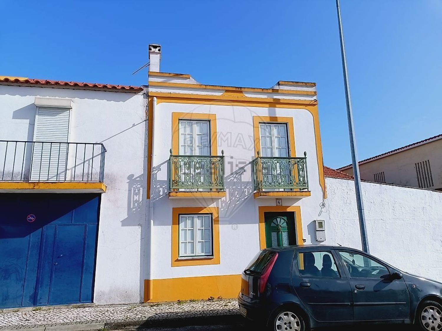 小楼房或独栋别墅出售在Rua Mouzinho de Albuquerque - 外立面