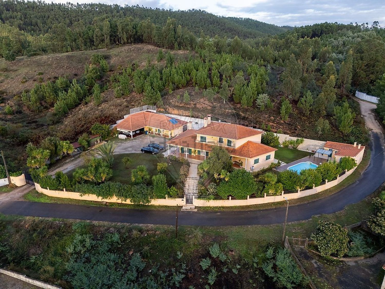 小楼房或独栋别墅出售在Rua Vale do Zangão - 游泳池