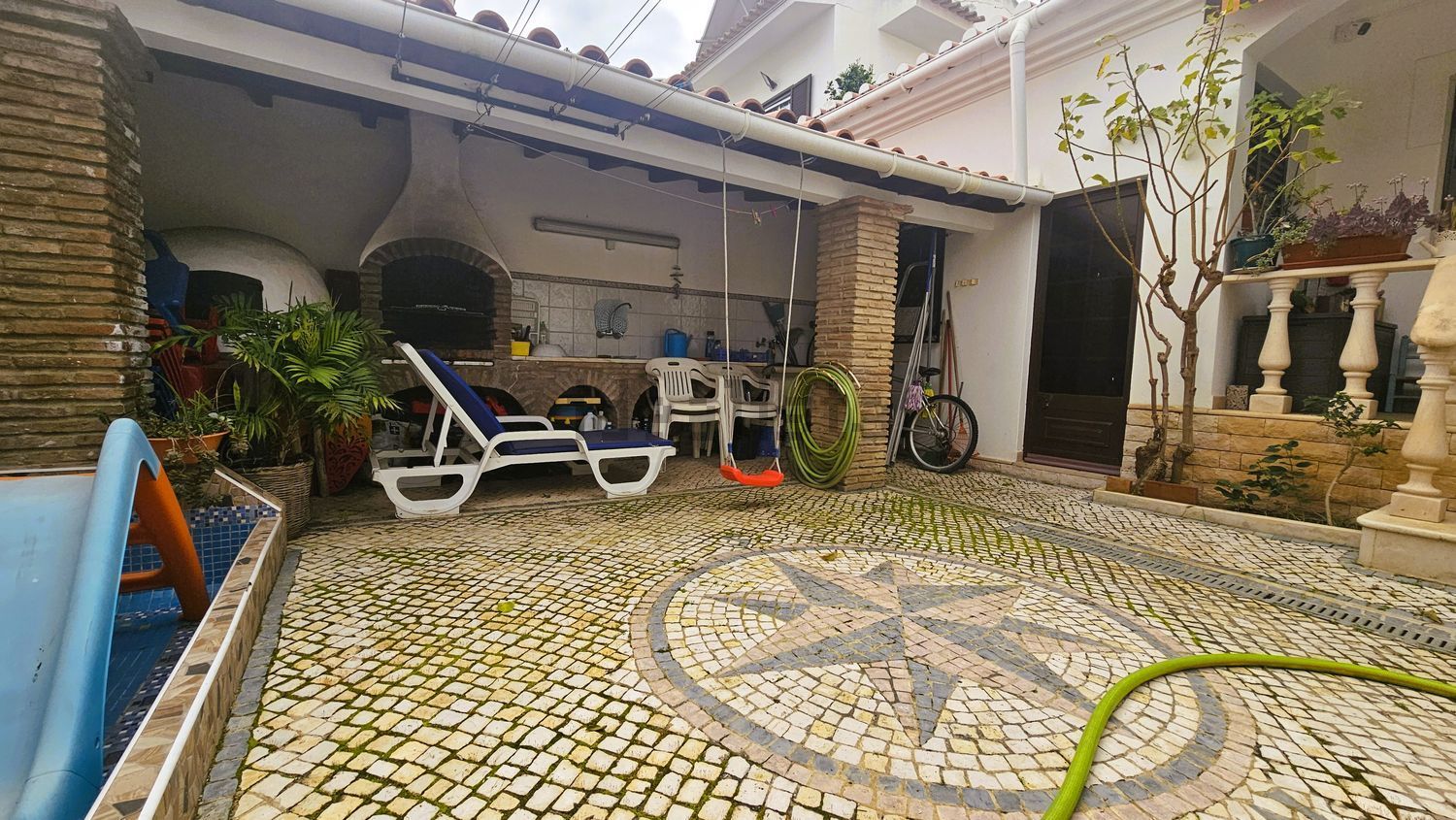 小楼房或独栋别墅出售在Rua Doutor Raúl Folques e Brito, 14 - 门廊