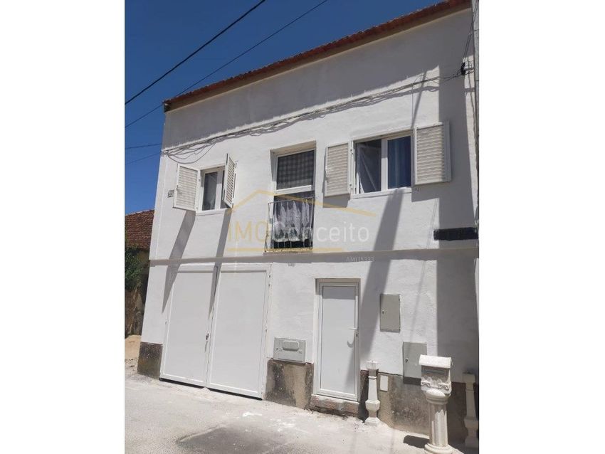 小楼房或独栋别墅出售在Rua Luís C. P. Mendes s/n