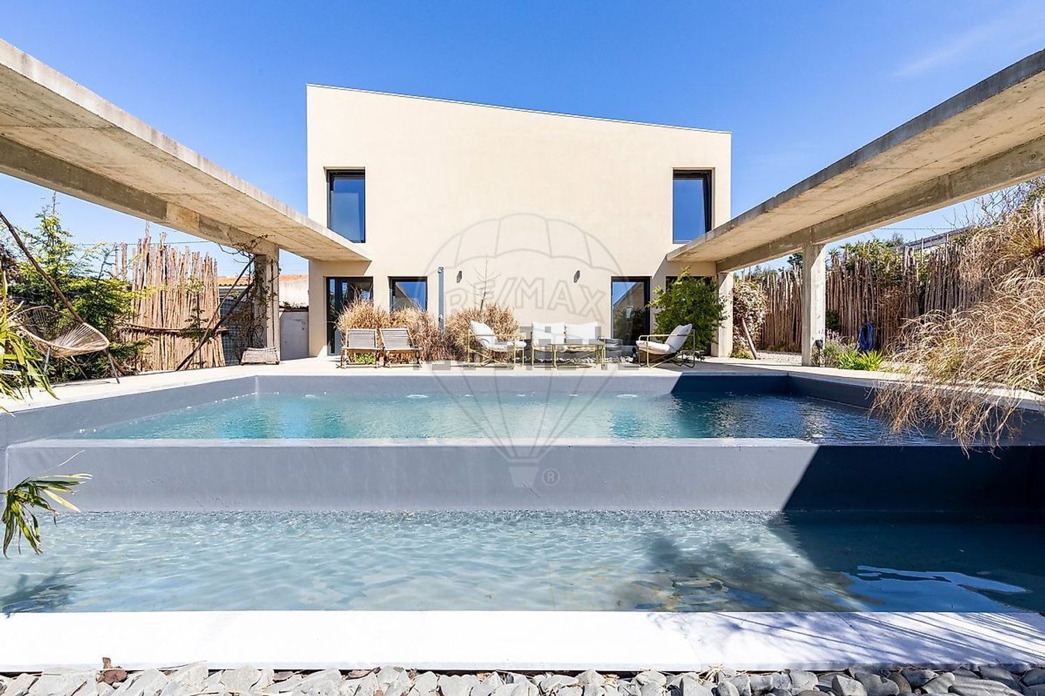 小楼房或独栋别墅出售在Rua Principal - 游泳池