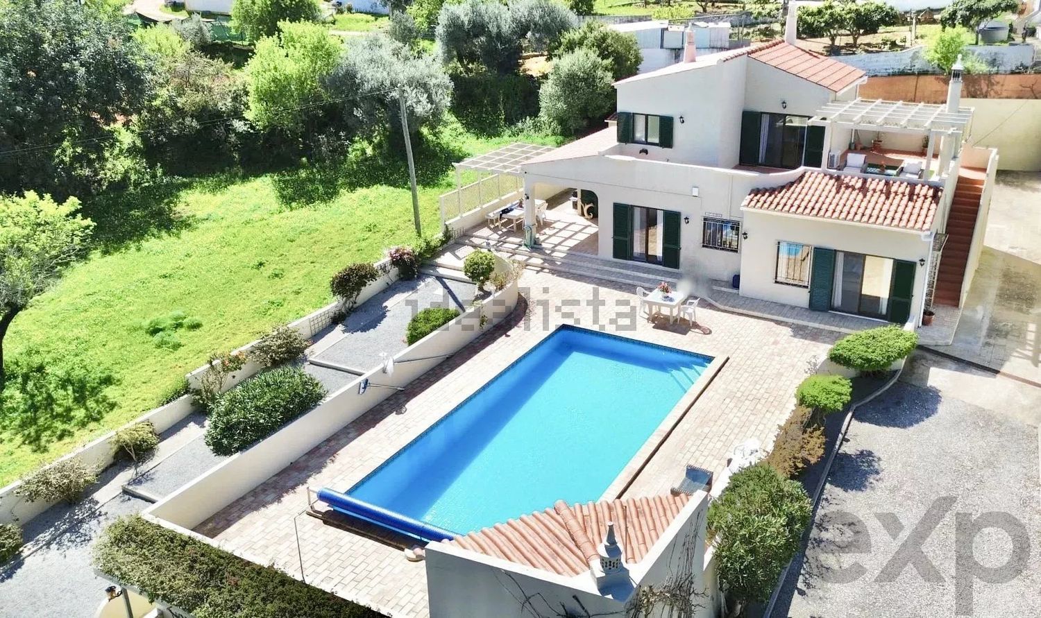 小楼房或独栋别墅出售在Caminho de Vale da Mó - 游泳池