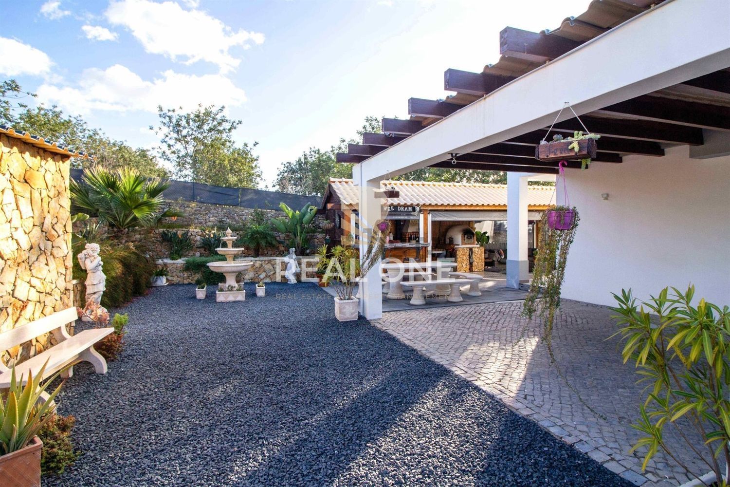 小楼房或独栋别墅出售Em1176, 107 n - 院子