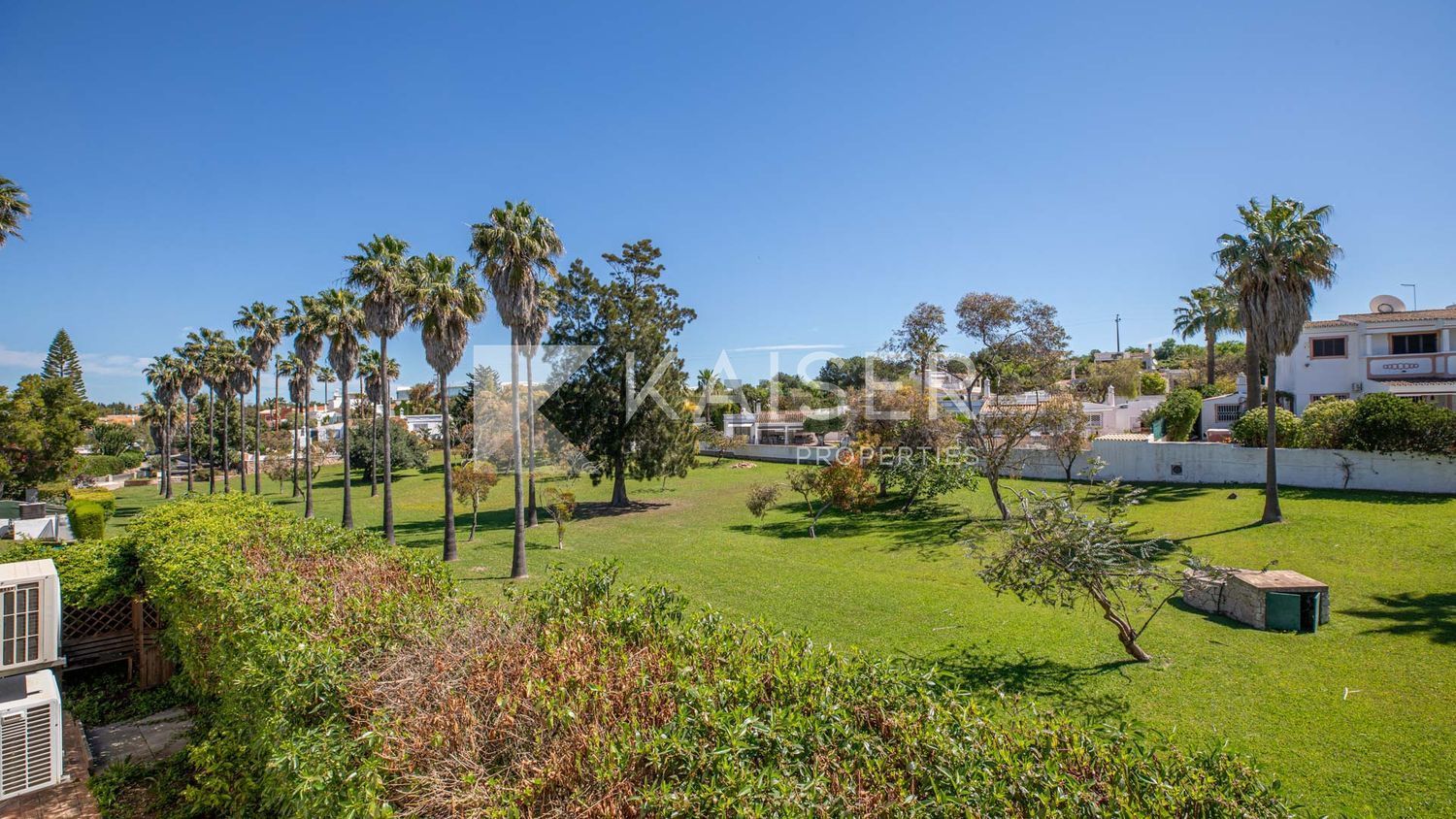 小楼房或独栋别墅出售在Centro de Guia - 花园