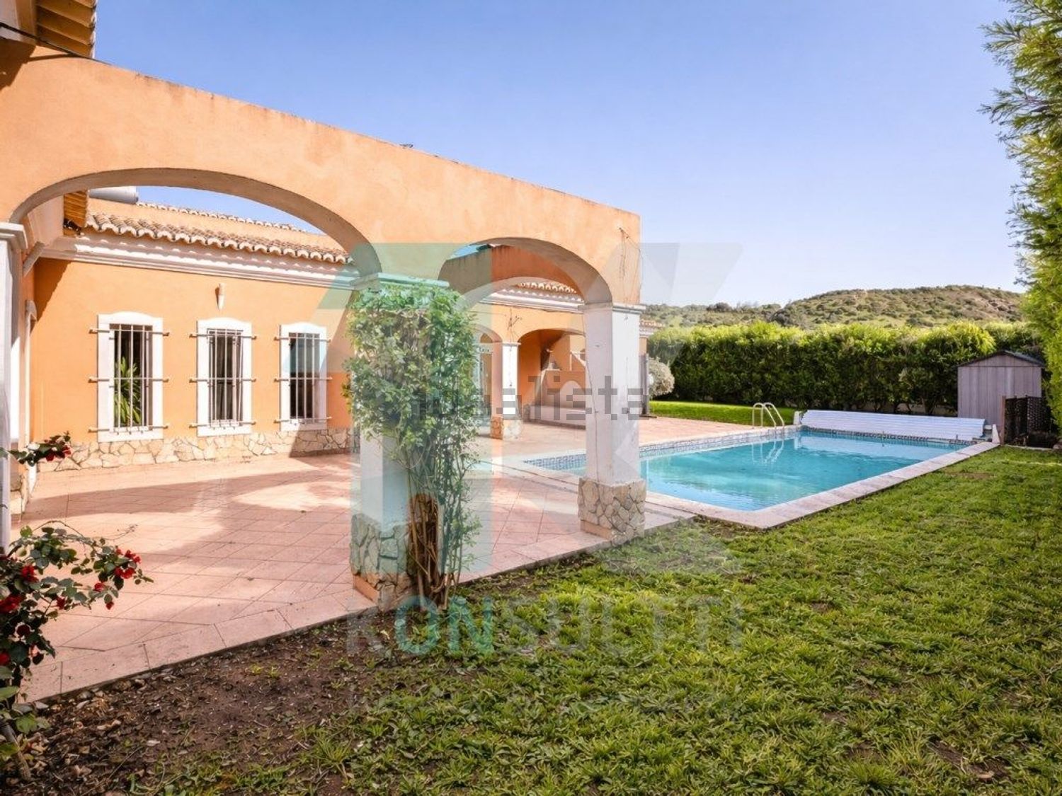 小楼房或独栋别墅出售在Praia da Luz - 游泳池
