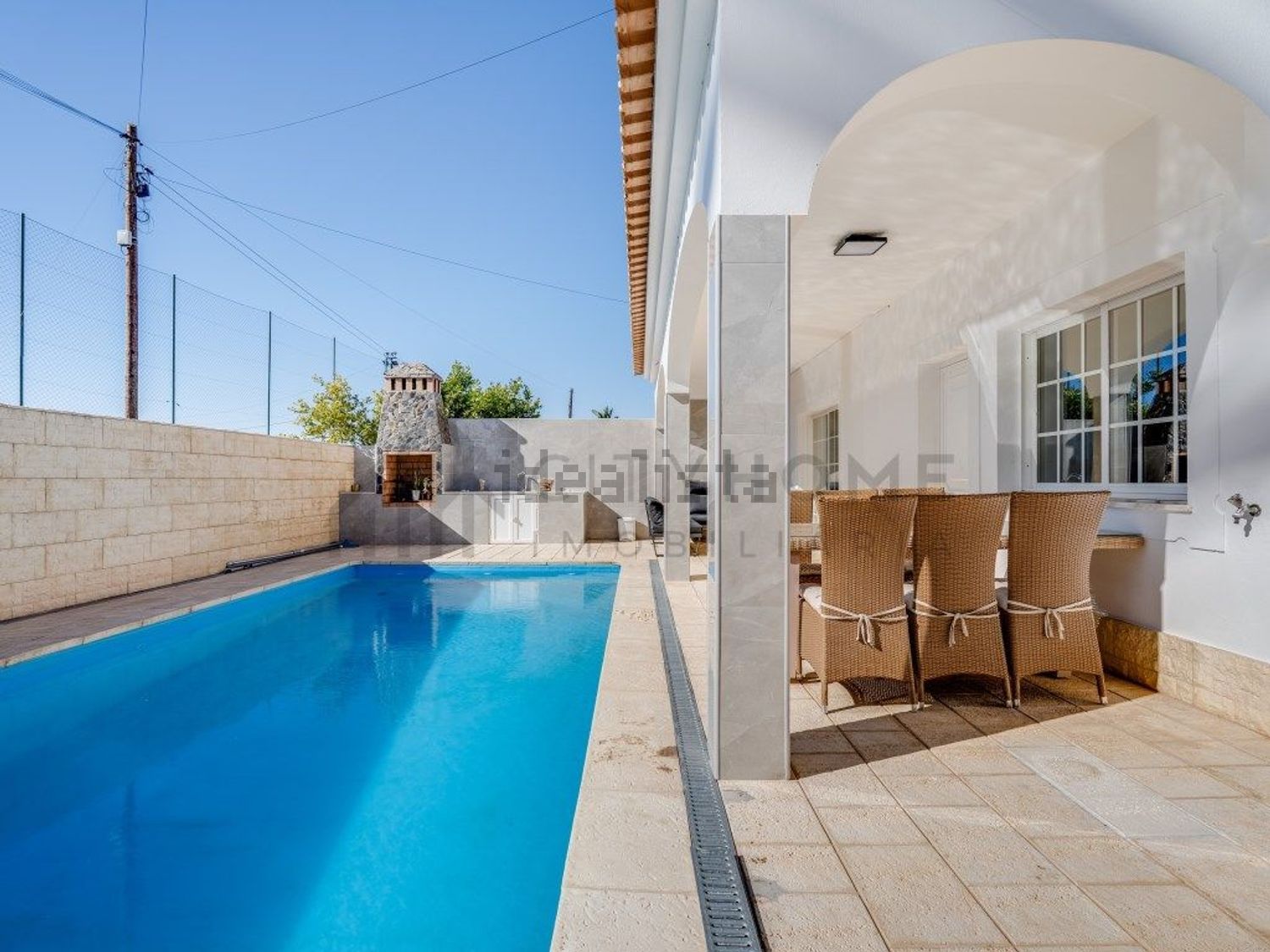 小楼房或独栋别墅出售在Rua Covas Areia - 游泳池