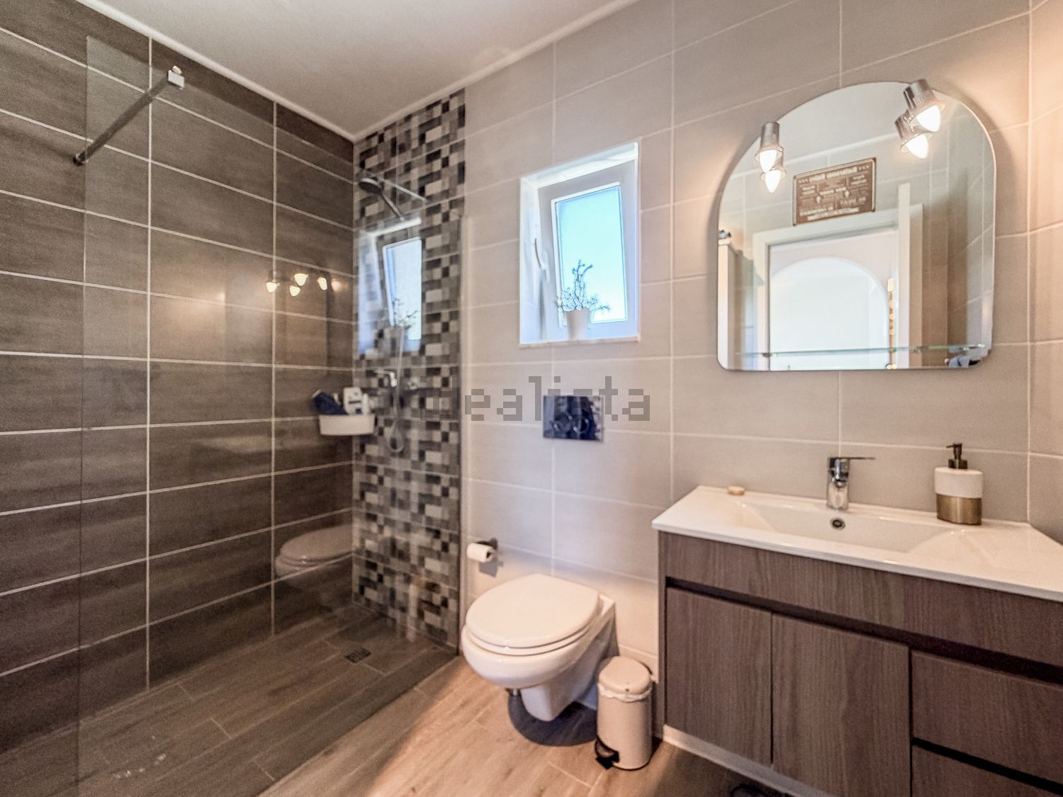 小楼房或独栋别墅出售在Rua das Mercês - 卫生间