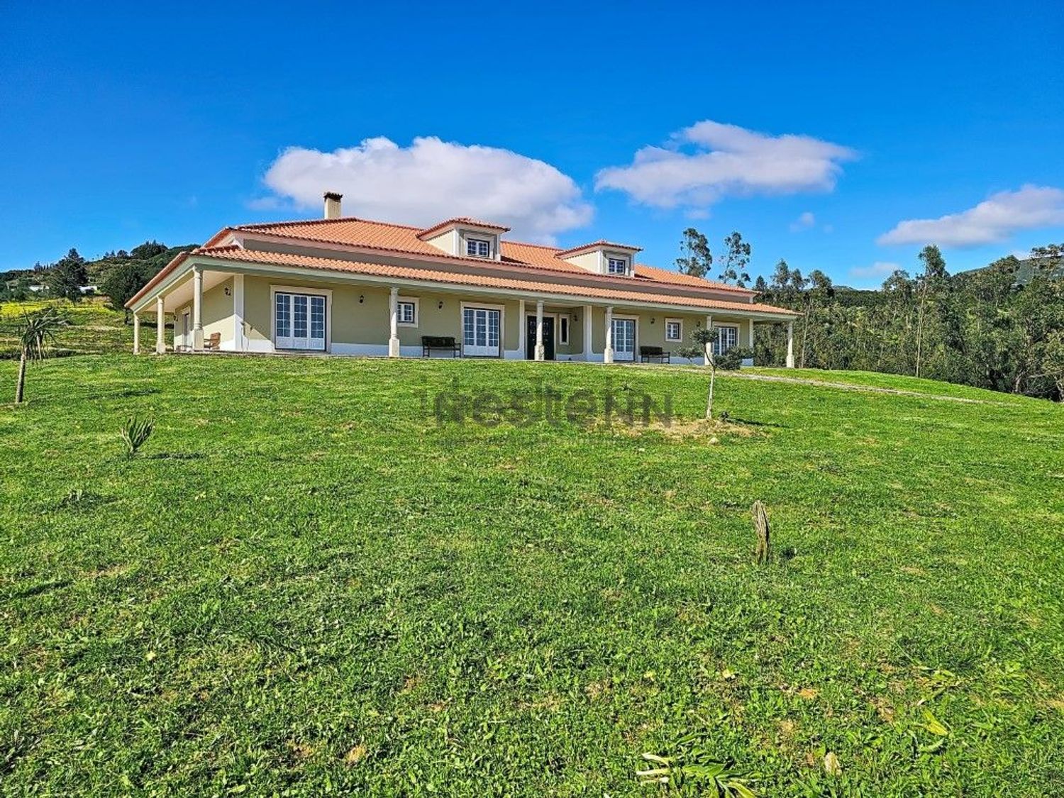 小楼房或独栋别墅出售在Rua Serra do Montejunto - 外立面