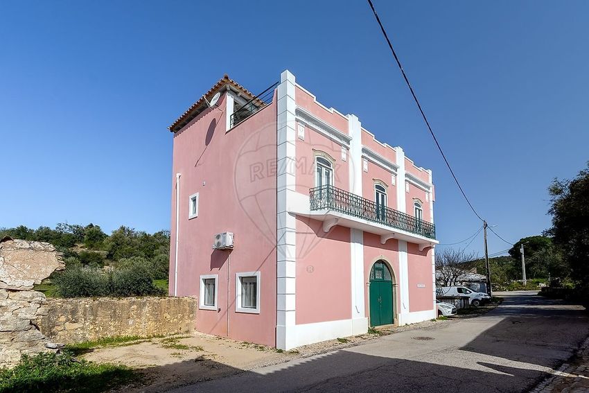 小楼房或独栋别墅出售在Santa Bárbara de Nexe