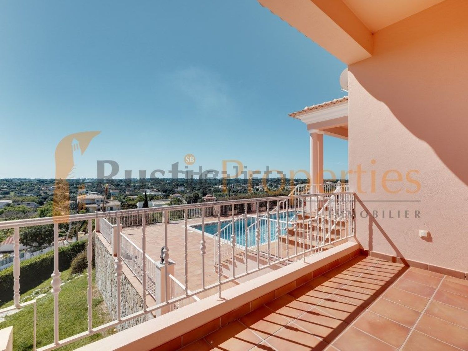 小楼房或独栋别墅出售在Vale Judeu - 阳台