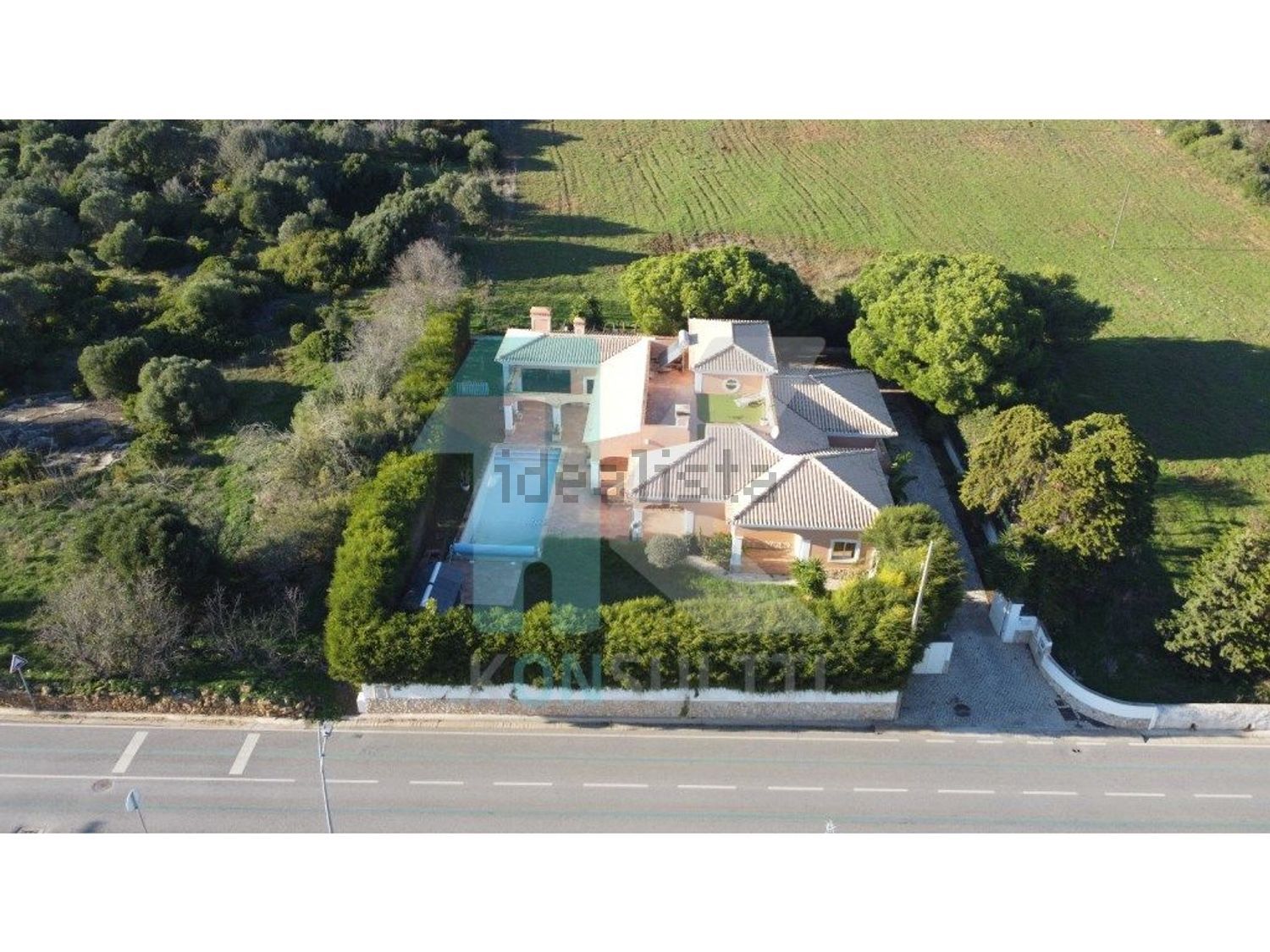 小楼房或独栋别墅出售在Praia da Luz - 游泳池