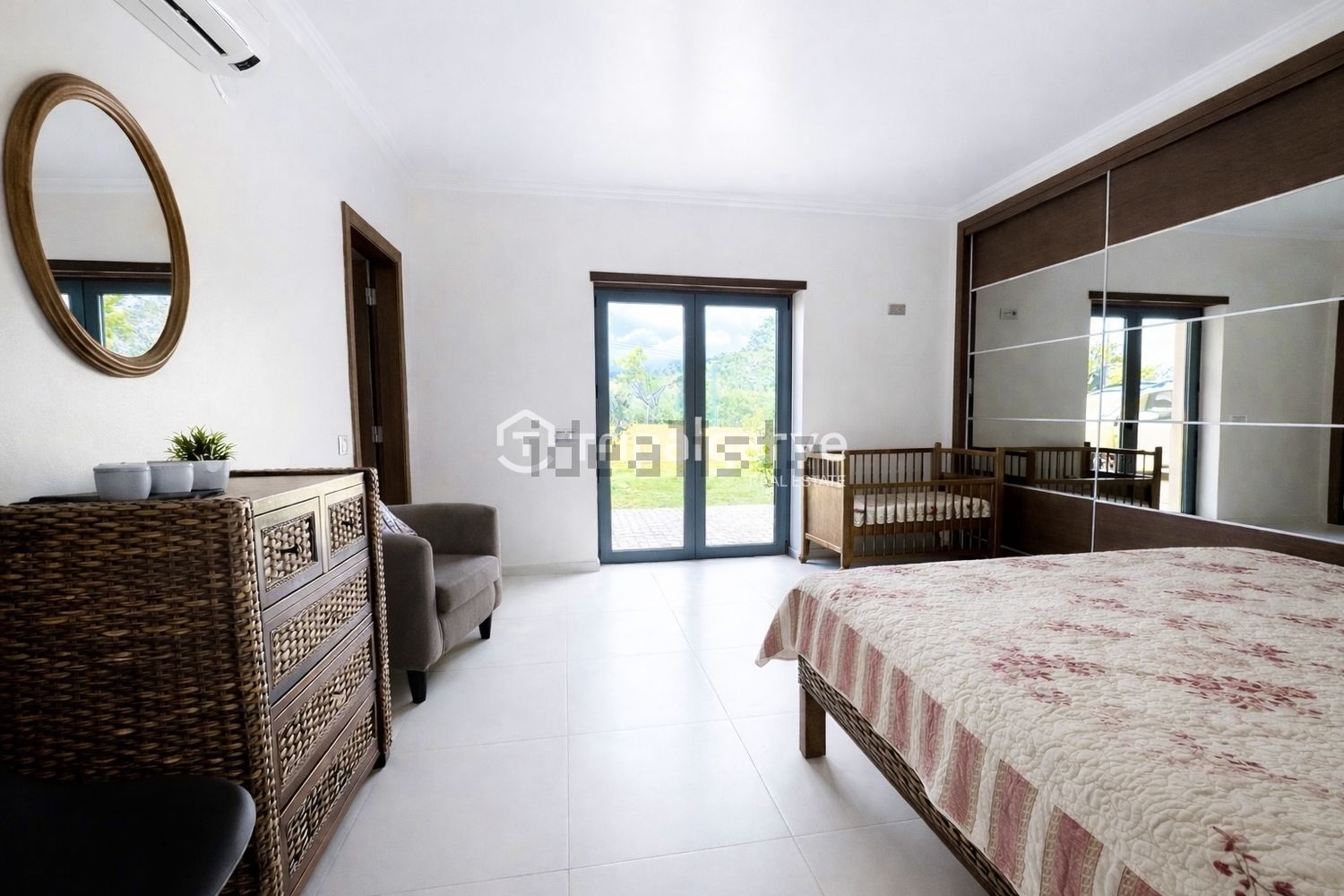 小楼房或独栋别墅出售在Algoz e Tunes - 卧室