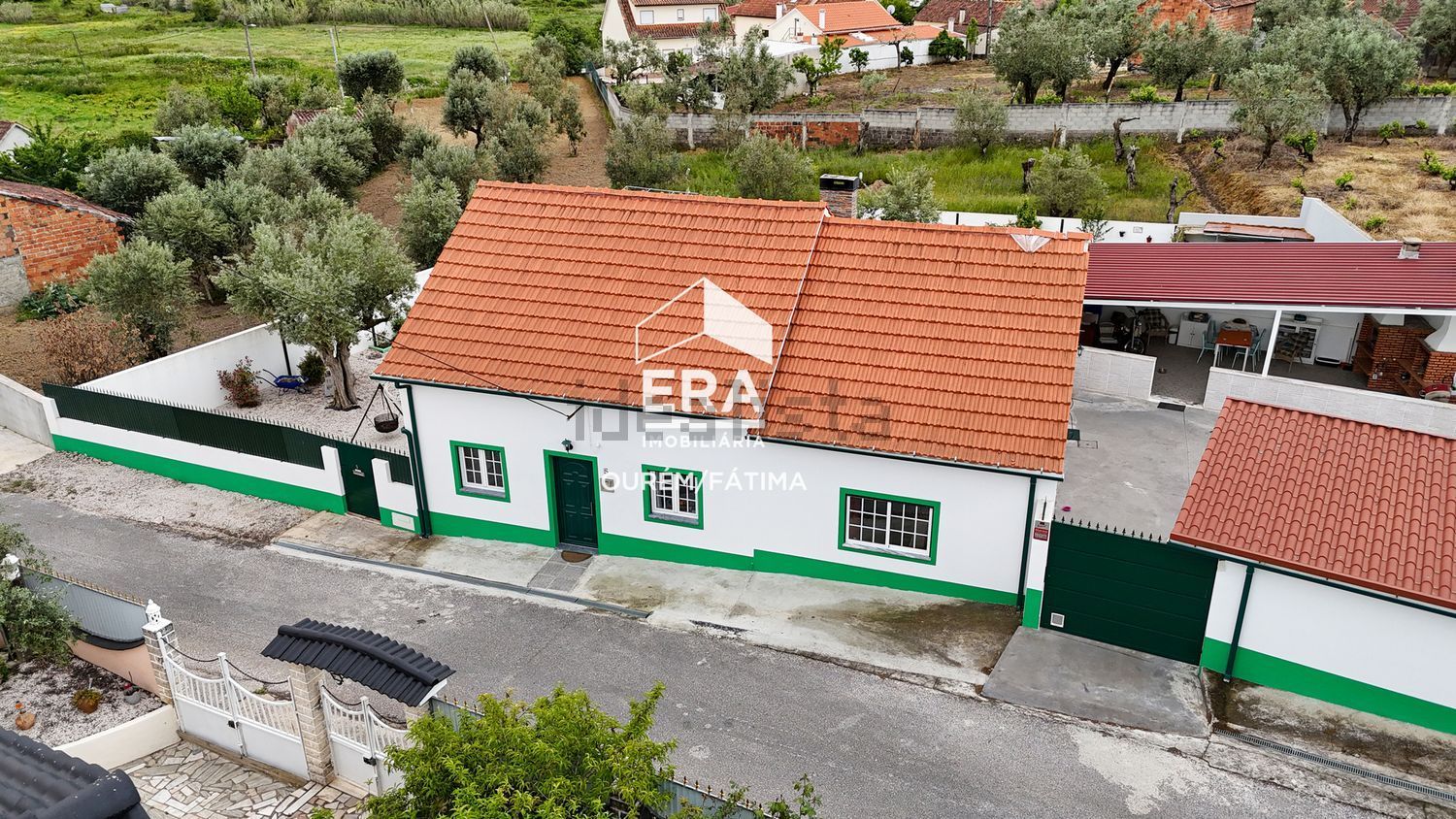 小楼房或独栋别墅出售在Freixianda - Ribeira do Fárrio - Formigais - 外立面