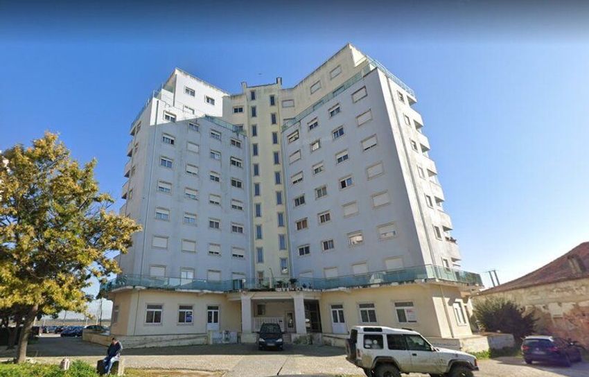 公寓 t3出售在Avenida dos Condes de Azambuja