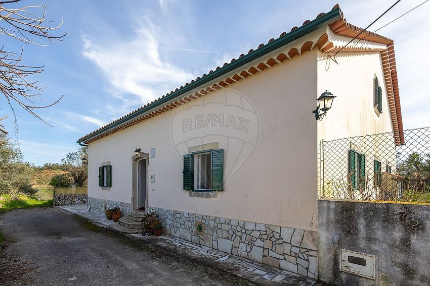 小楼房或独栋别墅出售在Casais e Alviobeira