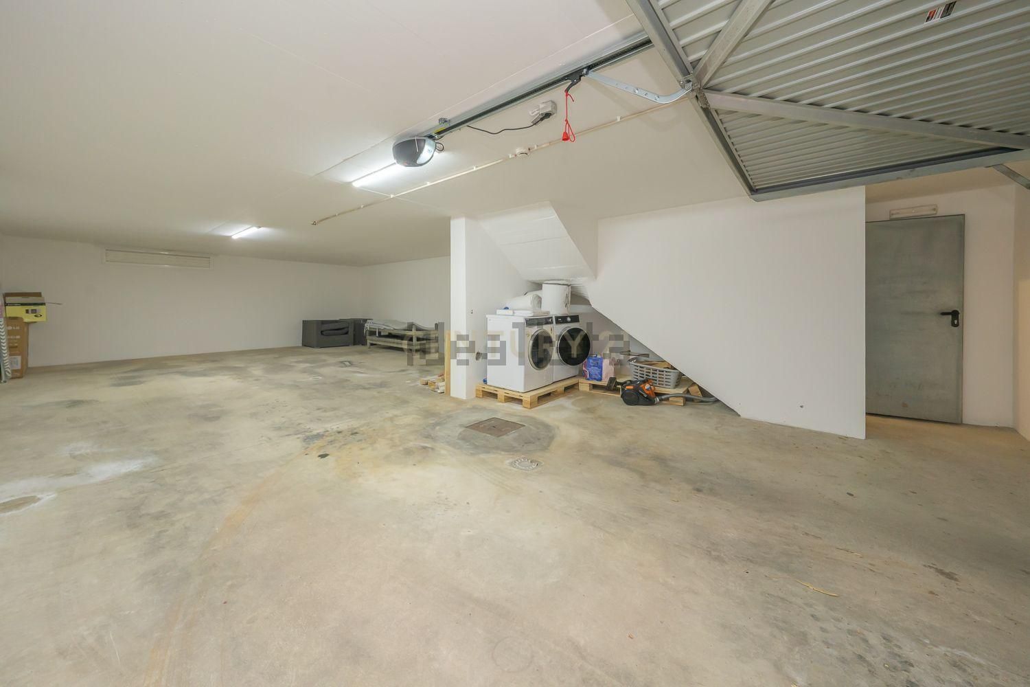 小楼房或独栋别墅出售在Beco da Qt.ª das Flores, 9 - 停车位