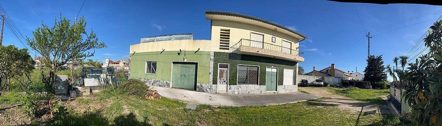 小楼房或独栋别墅出售在Casais e Alviobeira