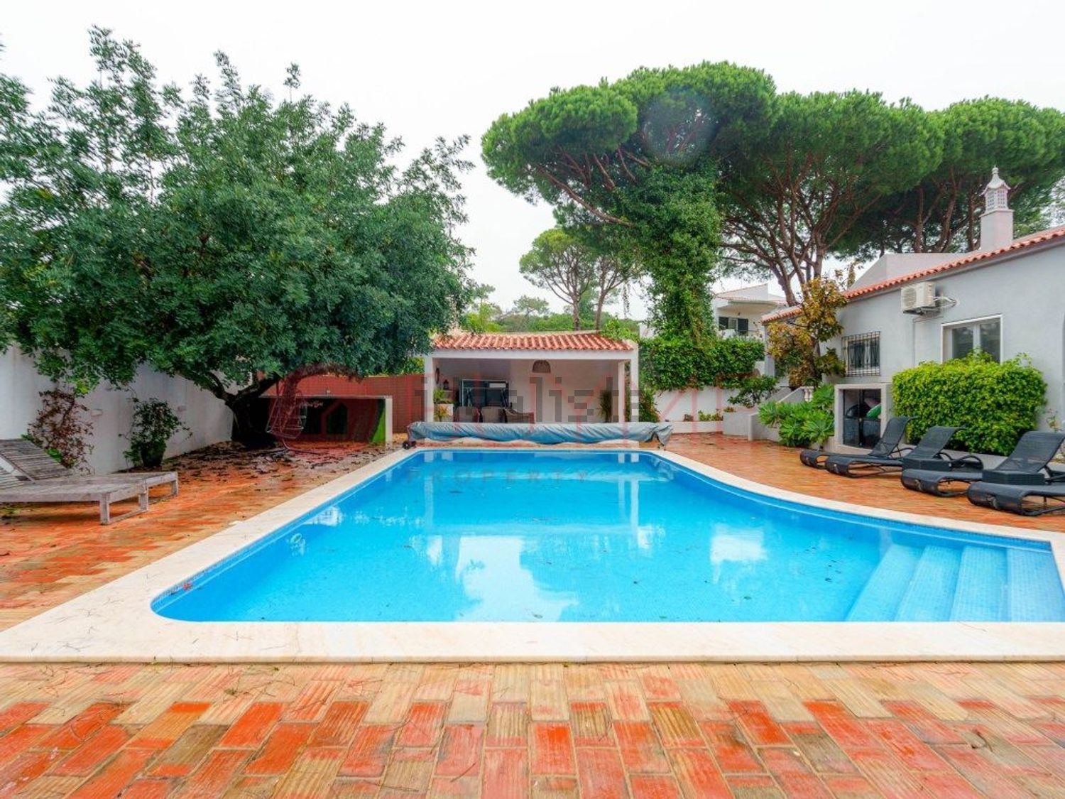 出租小楼房或独栋别墅在Quinta do Lago - Pinheiros Altos - 游泳池