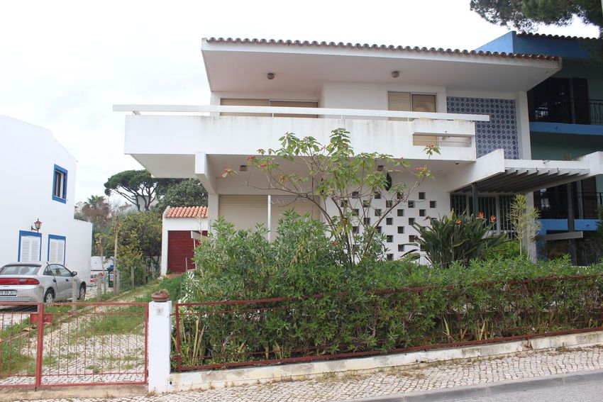 小楼房或独栋别墅出售在Rua Almada Negreiros