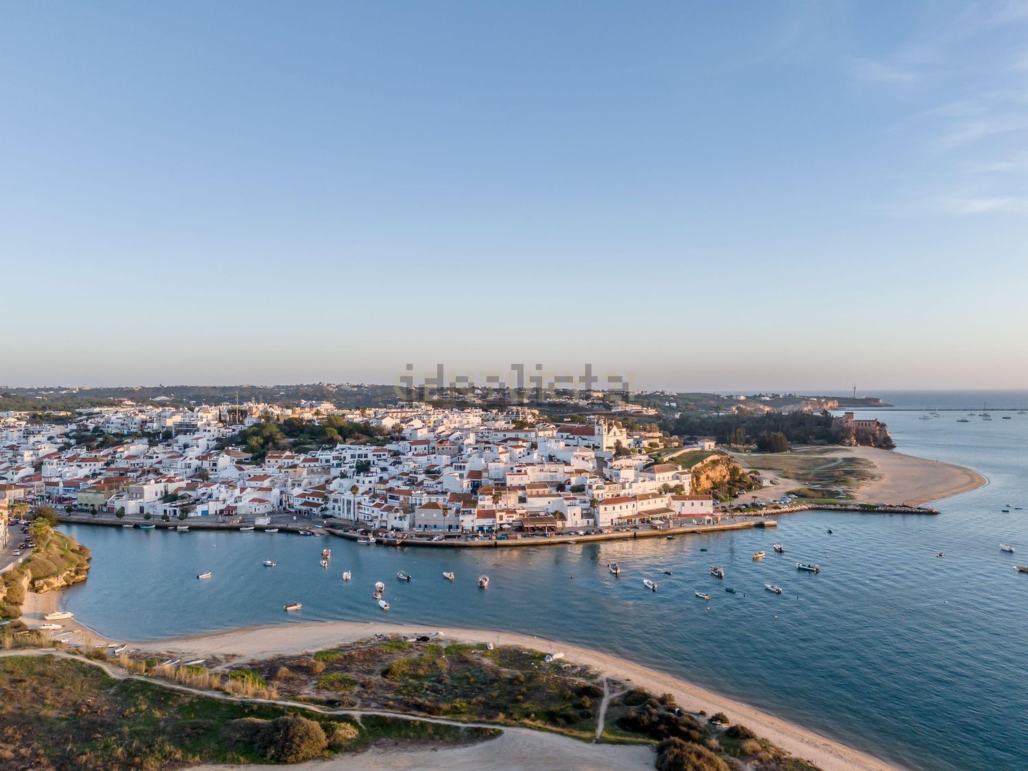 小楼房或独栋别墅出售在Rua Vasco da Gama s/n - 视线