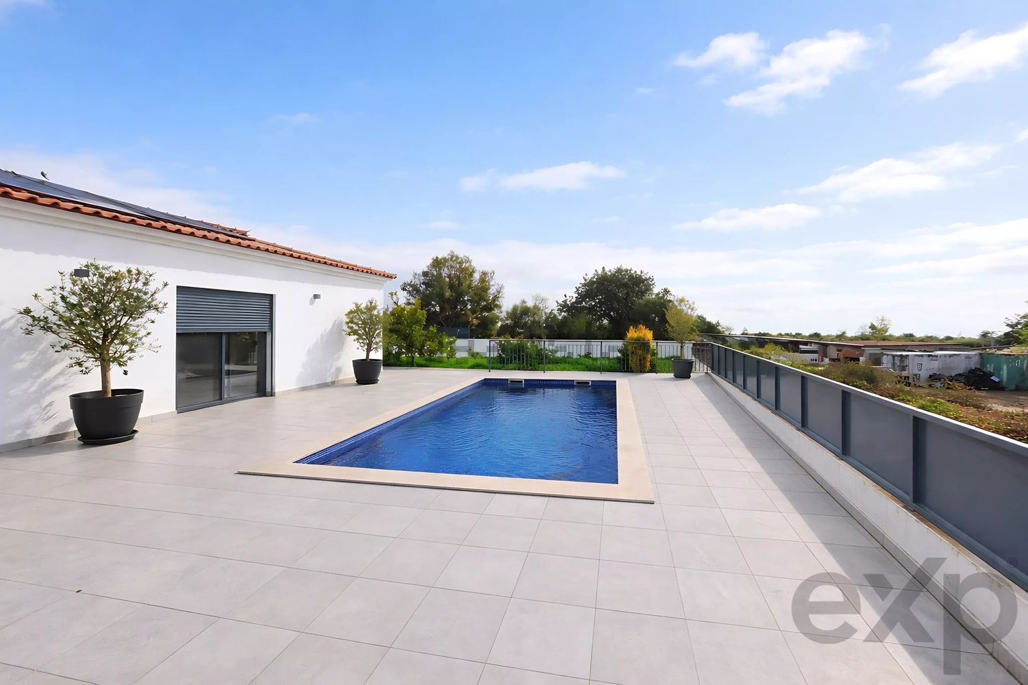 小楼房或独栋别墅出售在Rua do Outeiro s/n - 游泳池