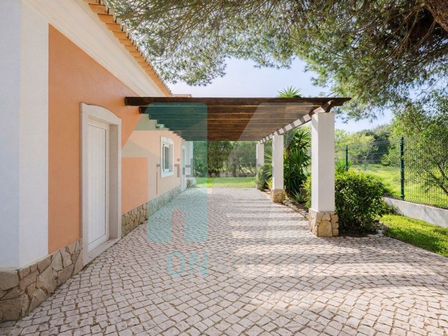 小楼房或独栋别墅出售在Praia da Luz - 外立面