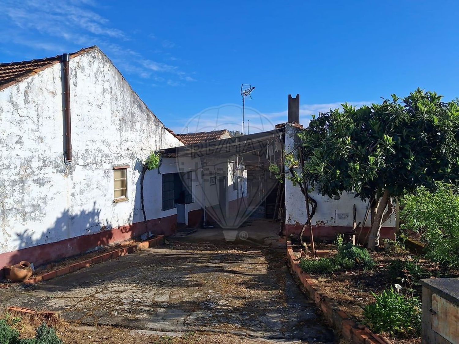 小楼房或独栋别墅出售在Rua da Escola - 外立面