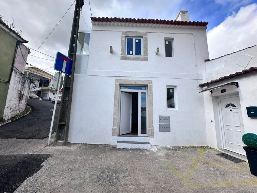 小楼房或独栋别墅出售在Largo de São Silvestre