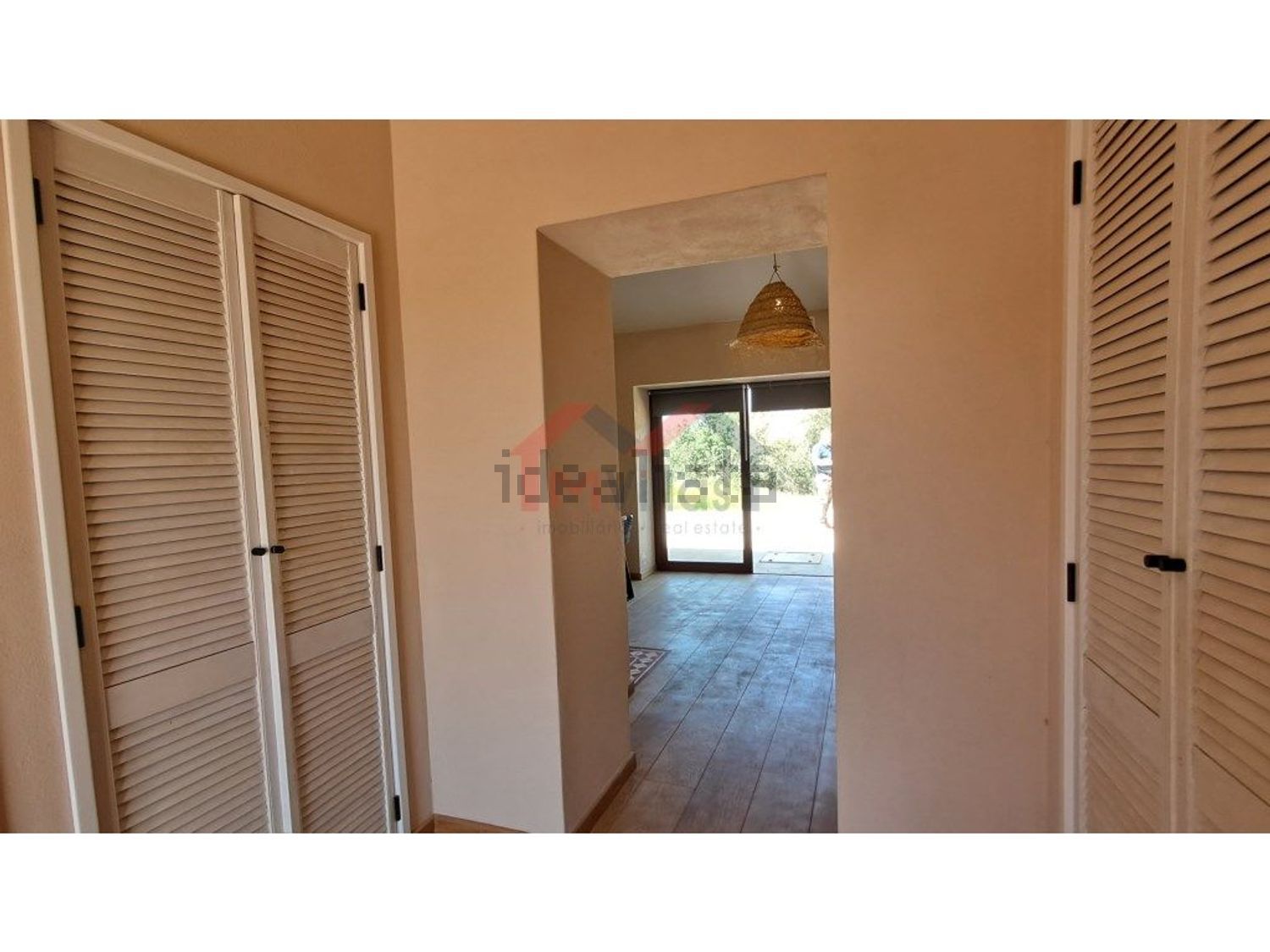 小楼房或独栋别墅出售在Salir - 过道