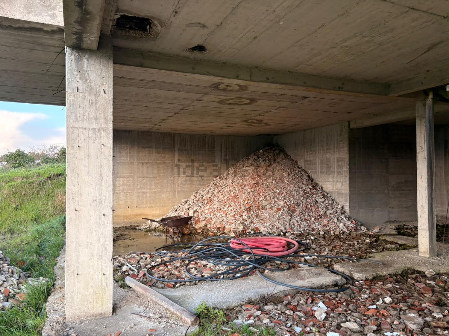 小楼房或独栋别墅出售在Rua dos Galinhatos - 停车位