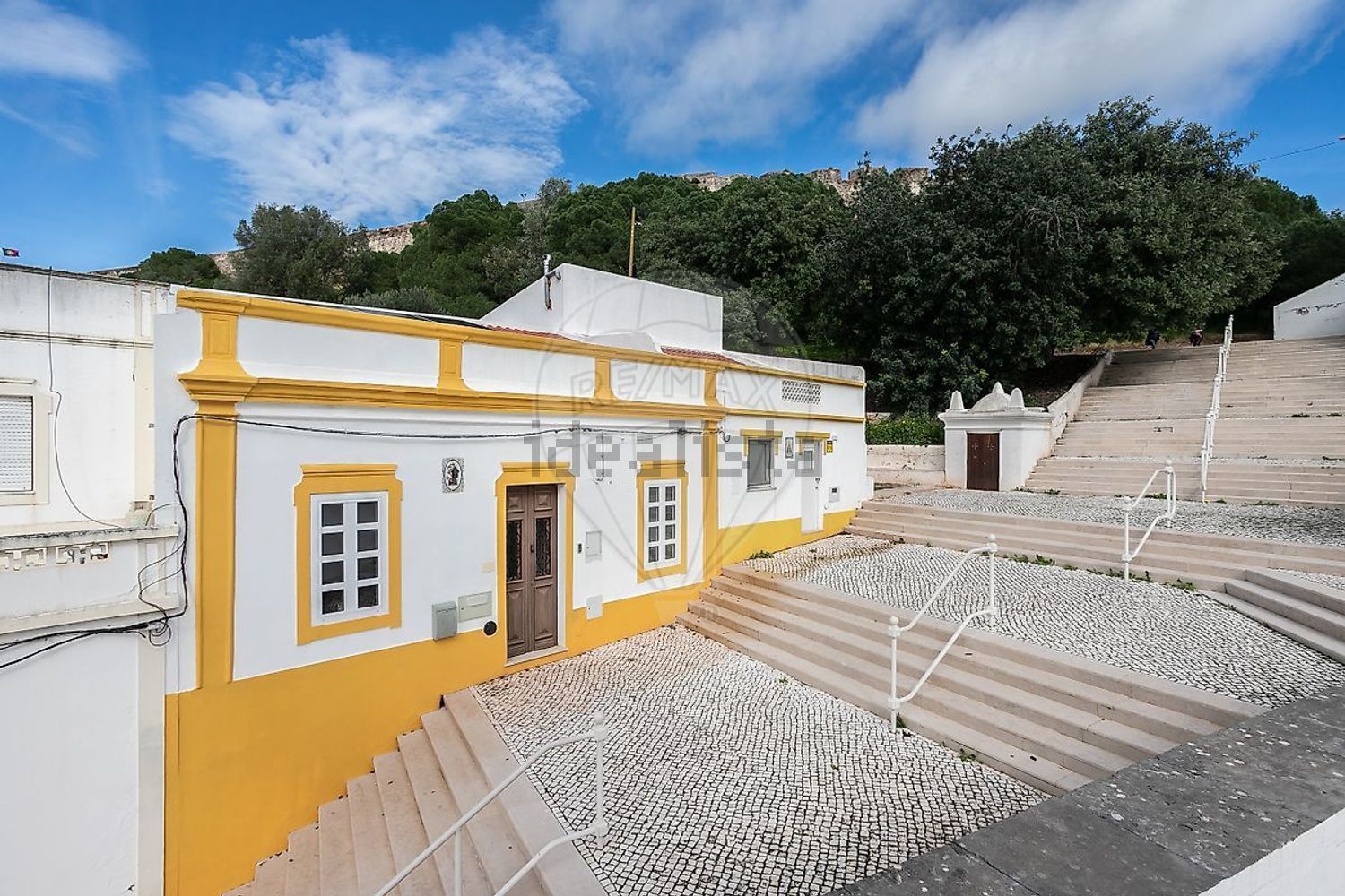 小楼房或独栋别墅出售在Rua São Gonçalo de Lagos - 外立面