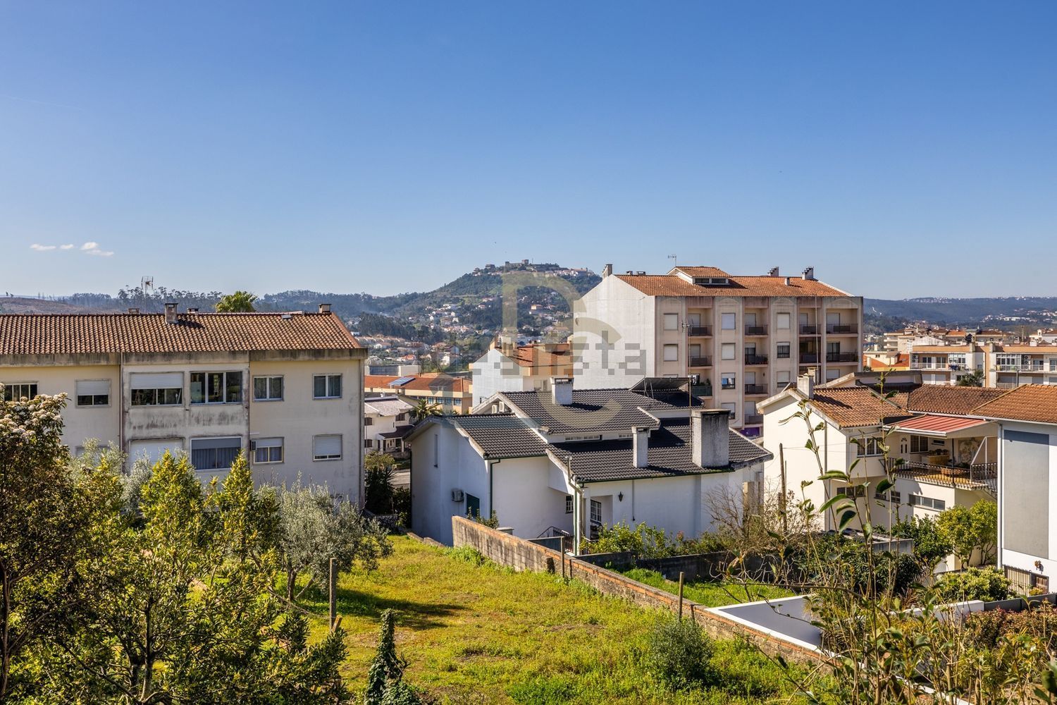 小楼房或独栋别墅出售在Rua de Nossa Senhora de Fátima, 8 a - 视线