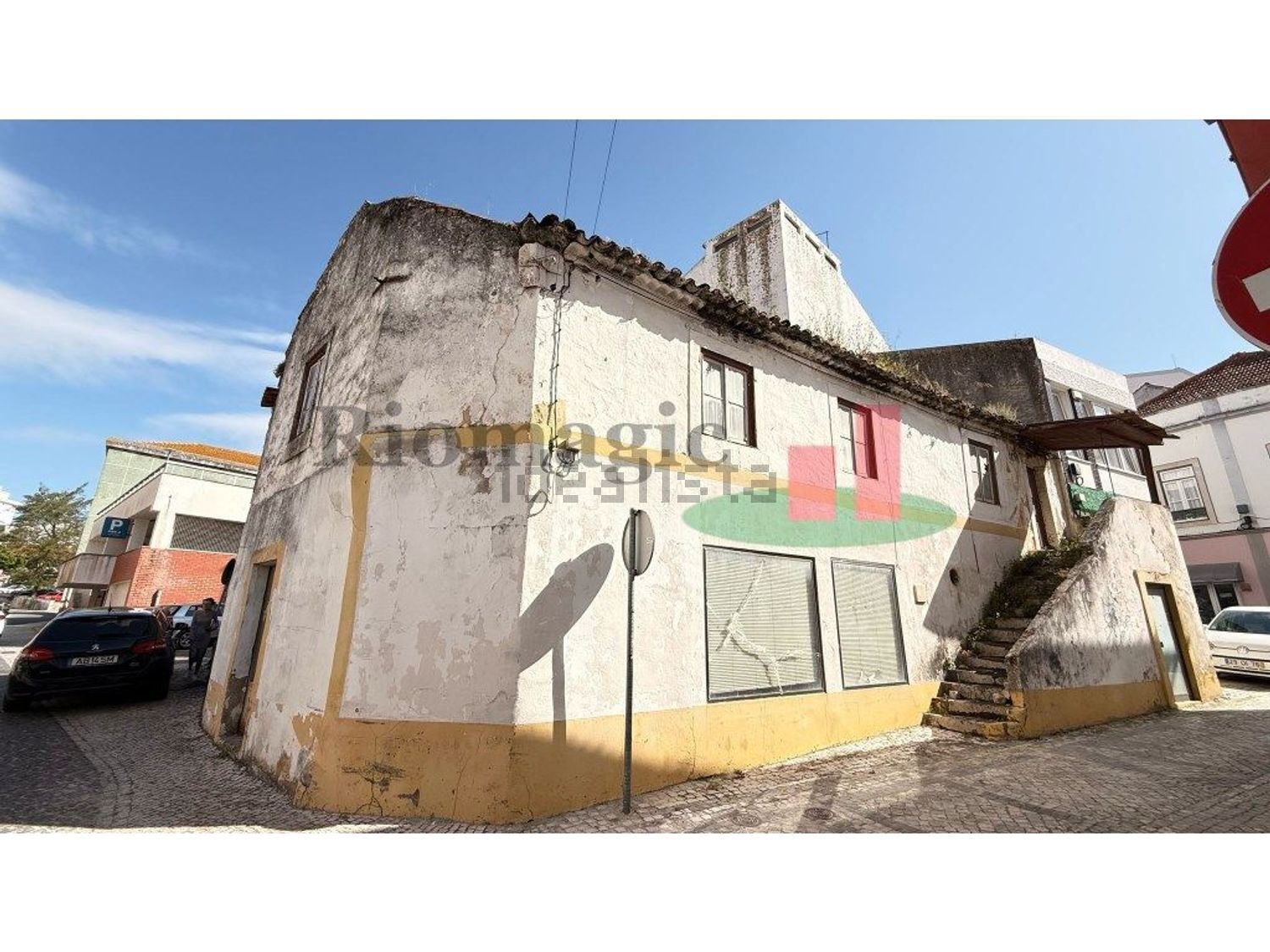 小楼房或独栋别墅出售在Rua Mouzinho de Albuquerque, 18 - 外立面
