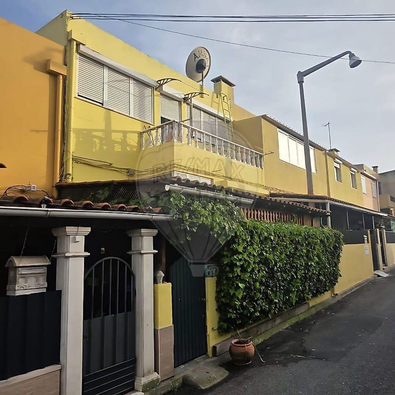 小楼房或独栋别墅出售在Rua dos Bombeiros Voluntários de Camarate - 视线