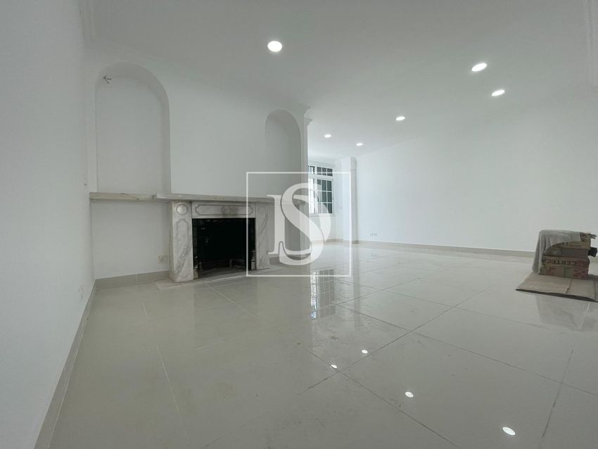 小楼房或独栋别墅出售在Carcavelos Centro