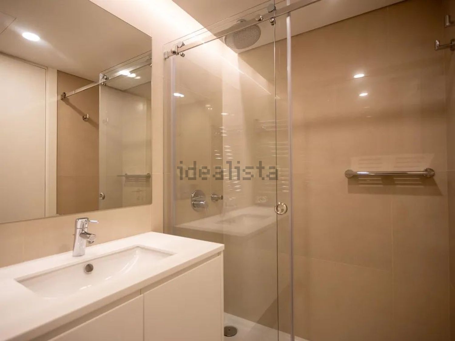 公寓 t3出售在Rua Sarmento de Beires, 47 - 卫生间