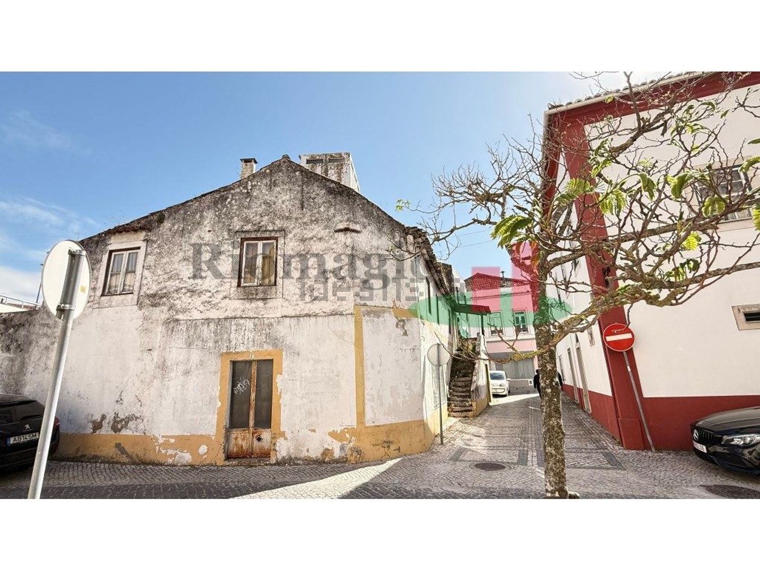 小楼房或独栋别墅出售在Rua Mouzinho de Albuquerque, 18 - 外立面