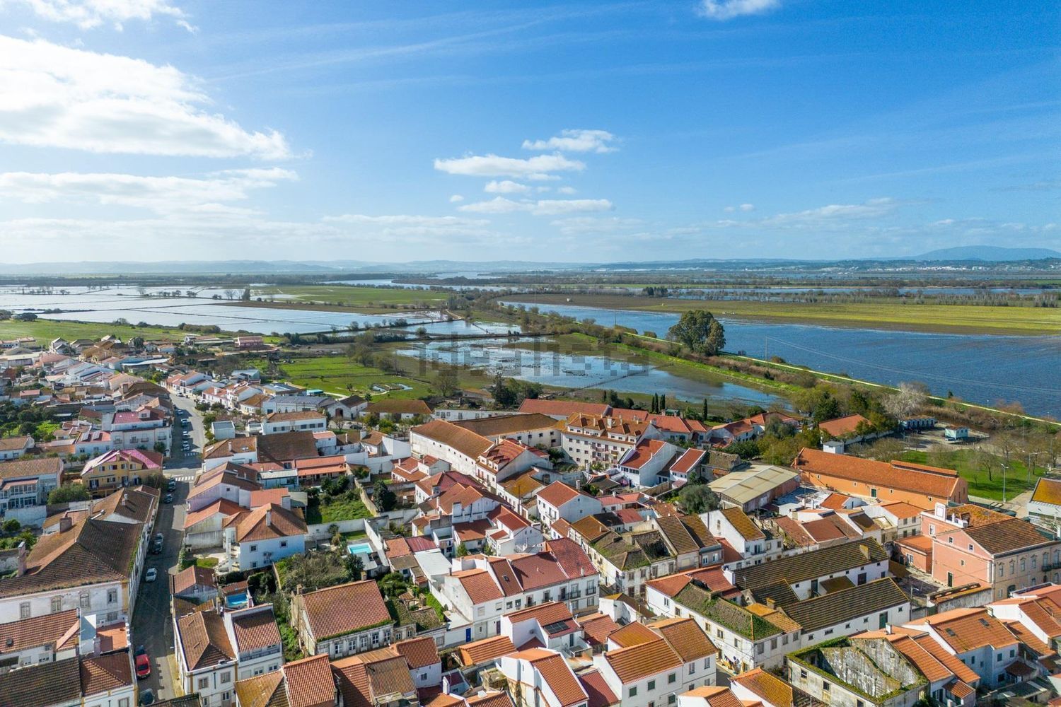 小楼房或独栋别墅出售在Avenida Doutor Roberto Ferreira Fonseca, 20 - 视线