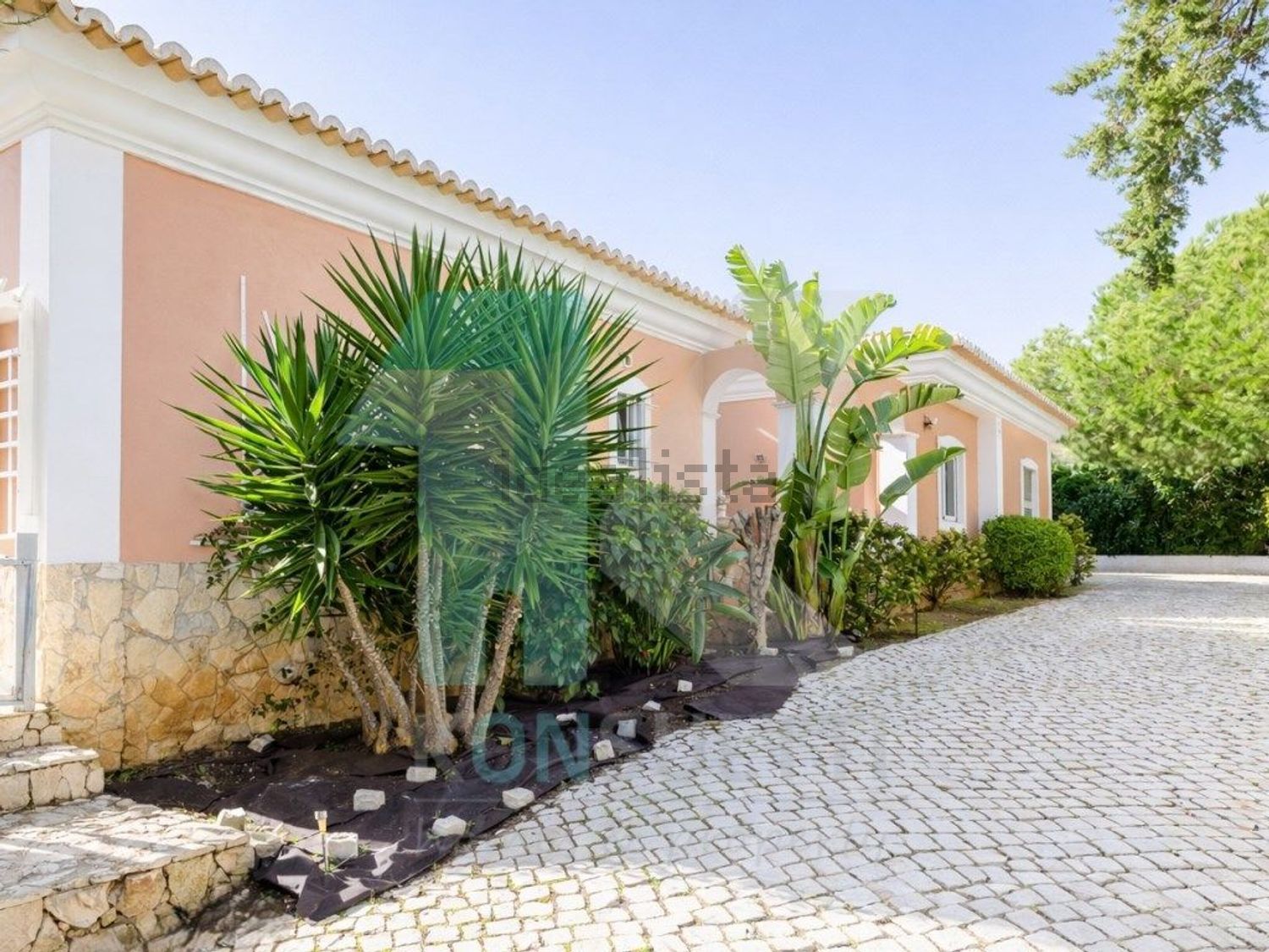 小楼房或独栋别墅出售在Praia da Luz - 外立面