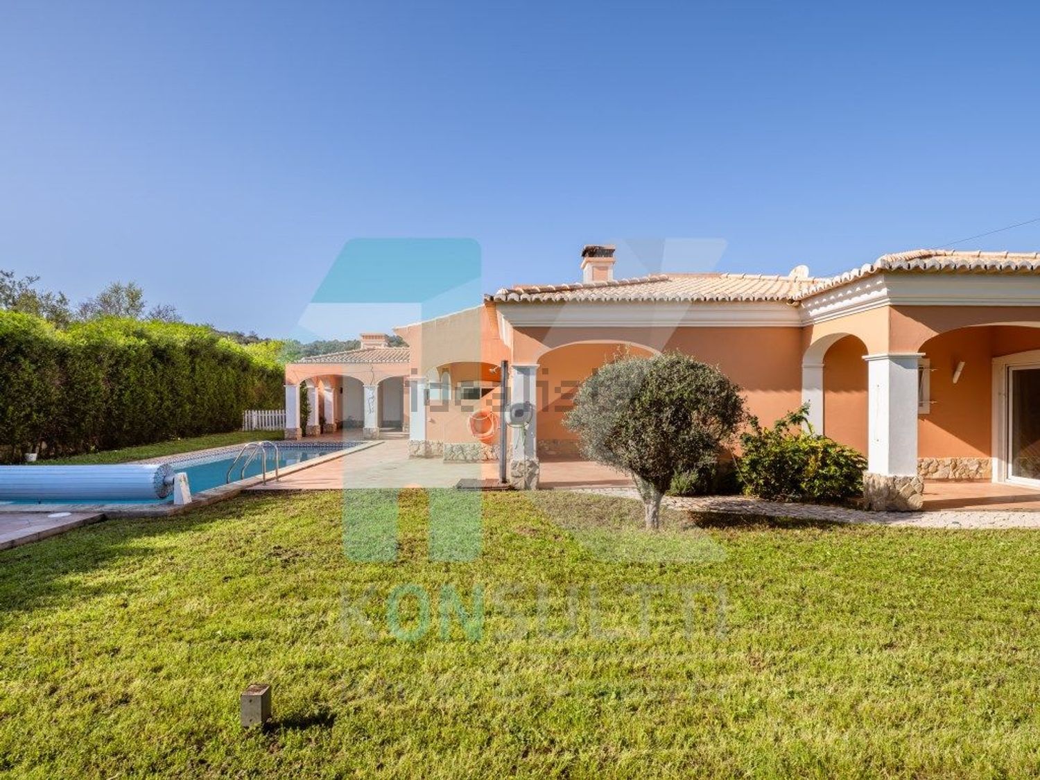 小楼房或独栋别墅出售在Praia da Luz - 游泳池