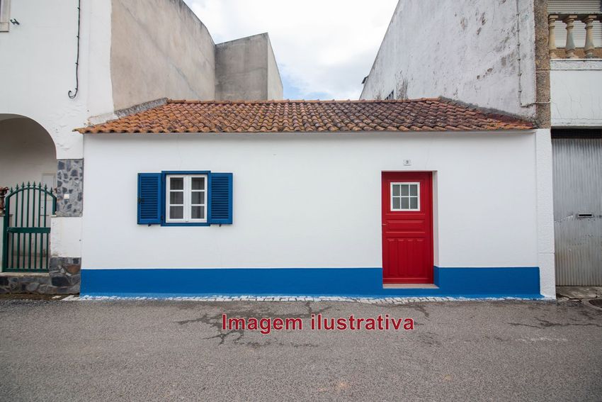 小楼房或独栋别墅出售在Rua Domingos Abreu, 32