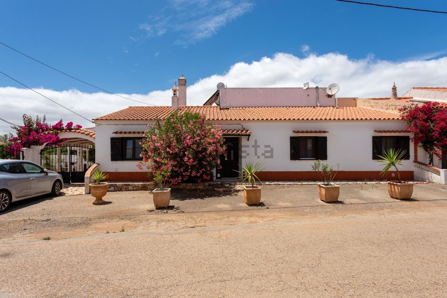 双拼别墅出售在Estrada Ribeira de Alte s/n - 外立面