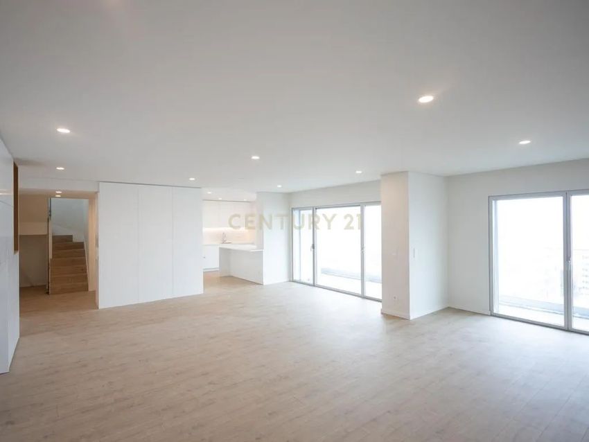 复式公寓出售在Rua Sarmento de Beires, 47