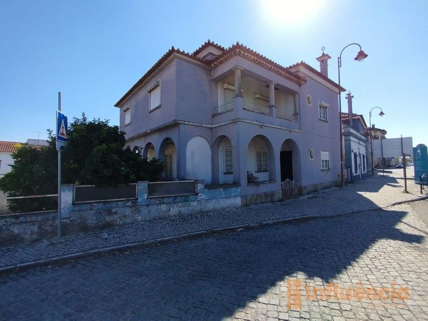 小楼房或独栋别墅出售在Avenida Doutor António Augusto da Silva Martins