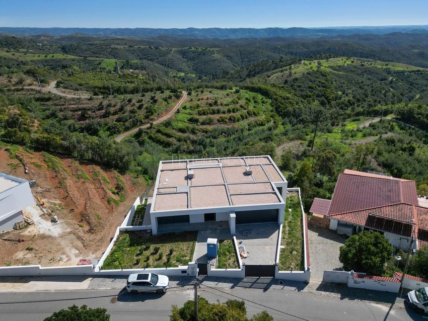 小楼房或独栋别墅出售在Rua de Caldas de Monchique s/n