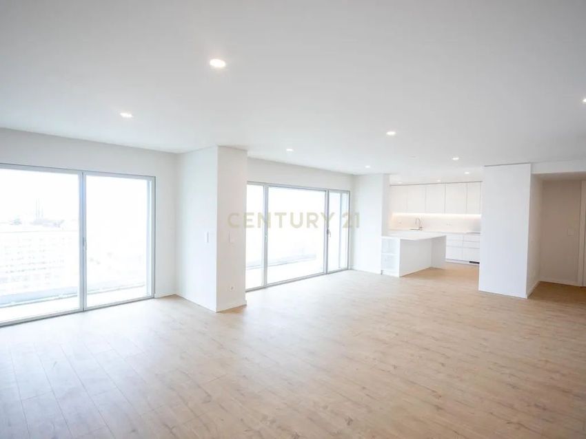 公寓 t4出售在Rua Sarmento de Beires, 47